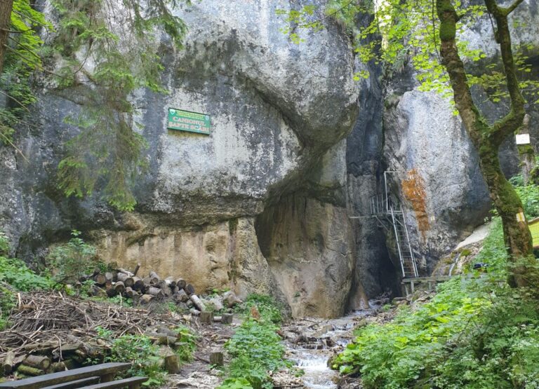 Canionul Șapte Scări și vârful Piatra Mare