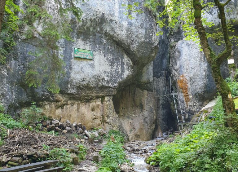 Seven Ladders Canyon and Piatra Mare Peak