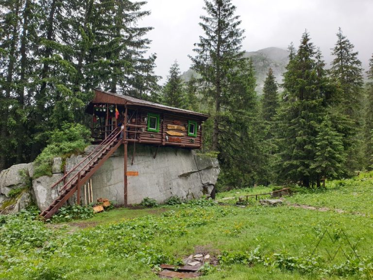 Agățat (Felfüggesztett) védkunyhó és egy félresikerült túra a Páring hegységben